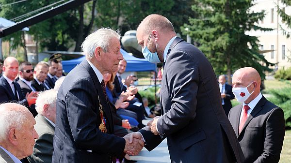 Priamy účastník odboja Ján Chudík s ministrom obrany Jaroslavom Naďom. Foto: Múzeum SNP / Ivana Kováčiková