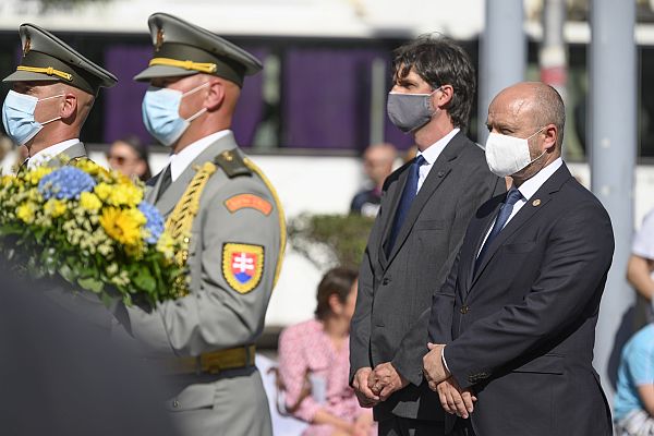 Zástupcovia ÚPN počas pietnej spomienky na Námestí Slovenského národného povstania v Bratislave. Foto: Bratislavský samosprávny kraj