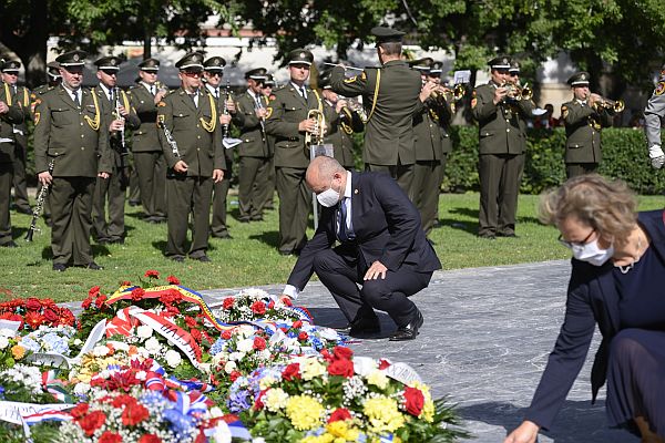 Predseda Správnej rady ÚPN Ján Pálffy počas pietneho aktu kladenia vencov na Námestí SNP v Bratislave. Foto: Bratislavský samosprávny kraj