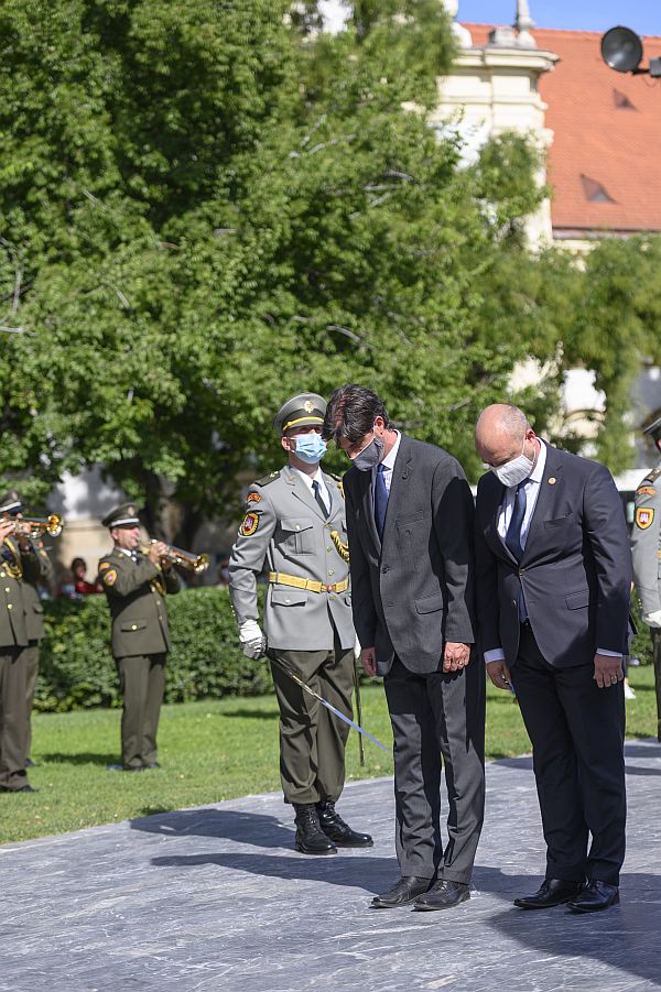 Zástupcovia ÚPN počas pietnej spomienky na Námestí Slovenského národného povstania v Bratislave. Foto: Bratislavský samosprávny kraj