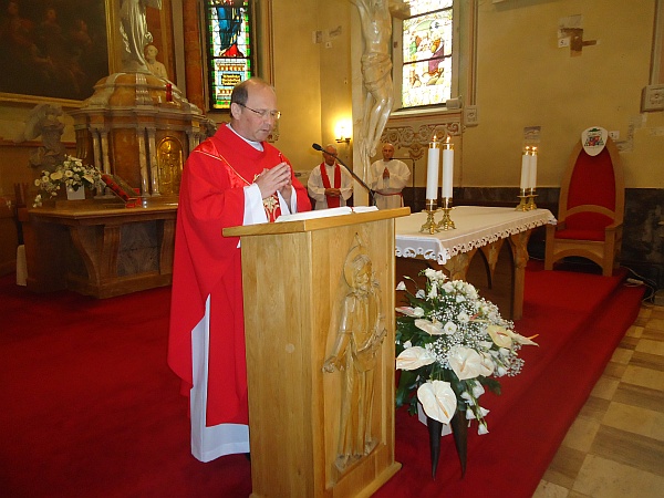 Hlavný celebrant sv. omše Mons. L. Stromček počas kázne.