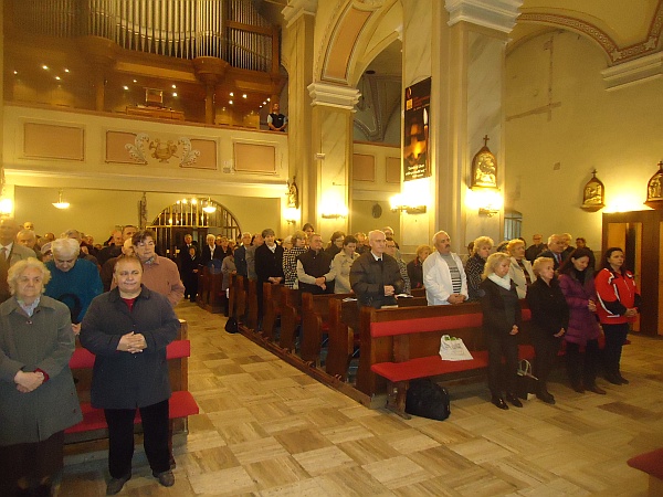 Účastníci spomienky na sv. omši.