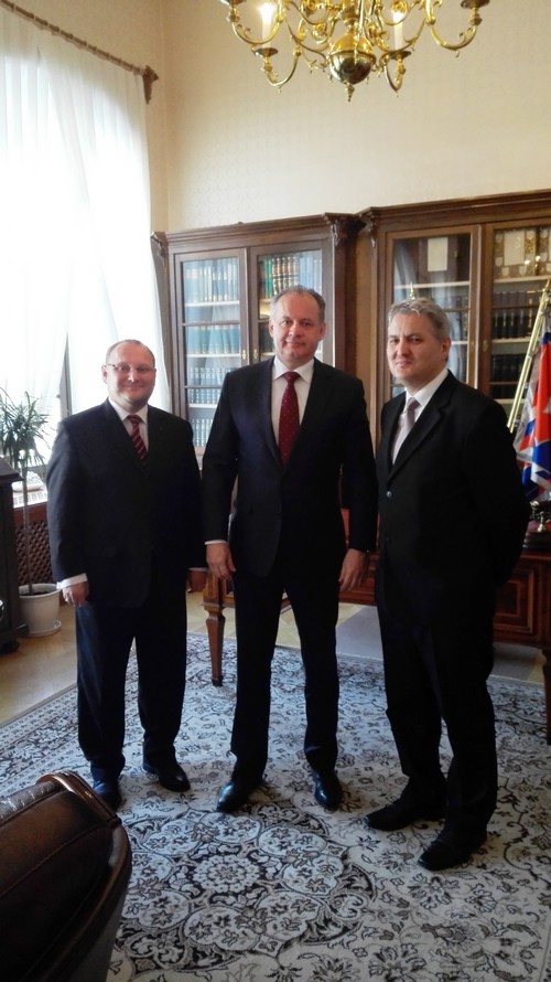 Zľava: riaditeľ a hovorca ÚPN Tibor UJLACKÝ, prezident SR Andrej Kiska a predseda Správnej rady ÚPN Ondrej Krajňák