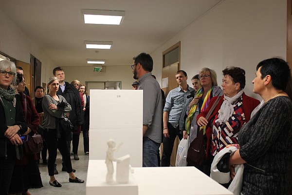 Účastníci konferencie počas exkurzie na Vysokej škole výtvarných umení s Martinom Piačekom.