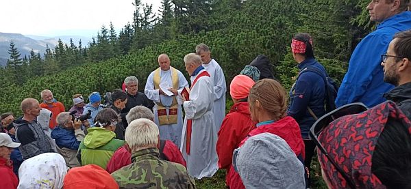 Svätá omša počas spomienkového stretnutia na "kuriérov Božieho slova". Foto: Stanislav Labjak, ÚPN