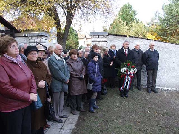 Účastníci slávnosti počas odhaľovania pamätníka.