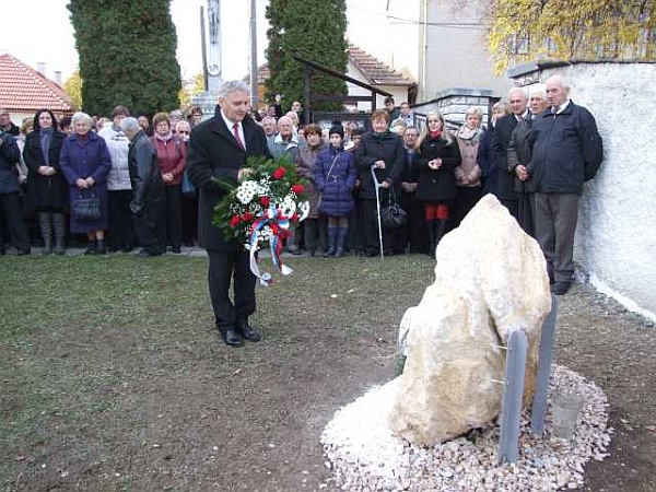 Predseda SpR ÚPN O. Krajňák pri kladení venca k pamätníku