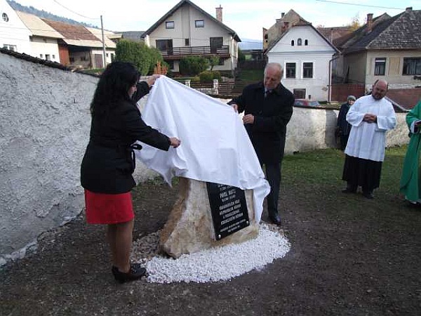 Starostka obce Ordzovany Andrea Mlynarčíková pri odhalení pamätníka.