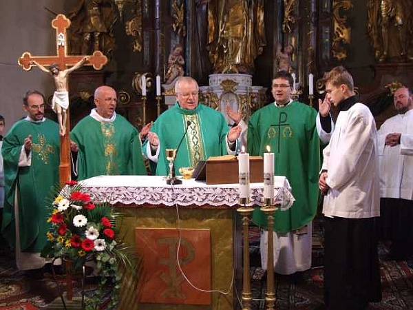 Rektor Katolíckej univerzity z Ružomberka Mons. Jozef Jarab spolu s miestnym farárom Jurajom Adamcom, a ďalšími kňazmi.