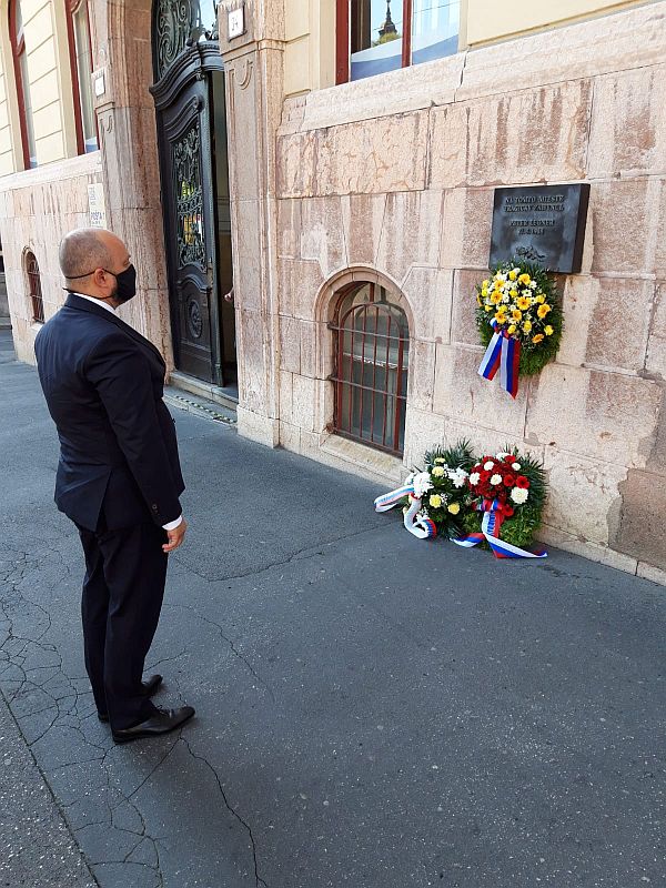 Predseda Správnej rady ÚPN Ján Pálffy položil veniec k pamätnej tabuli pripomínajúcej Petra Legnera, jednu z najmladších obetí invázie v auguste 1968