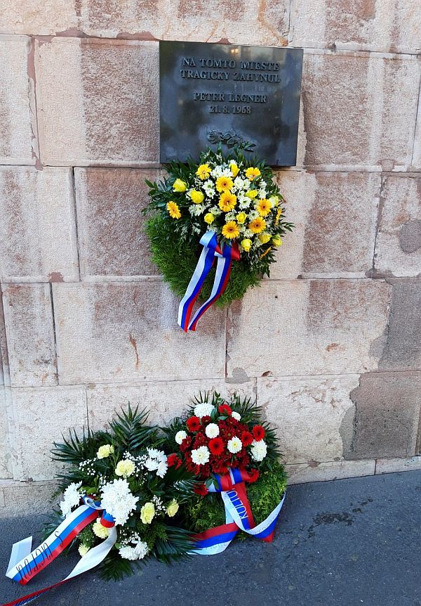 Pamätná tabuľa na Námestí SNP v Bratislave, kde neznámy sovietsky vojak smrteľne zranil šestnásťročného Petra Legnera