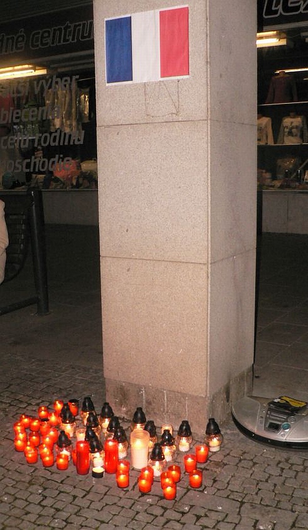 Horiace sviečky pri pamätnej tabuli na pešej zóne v Nitre.