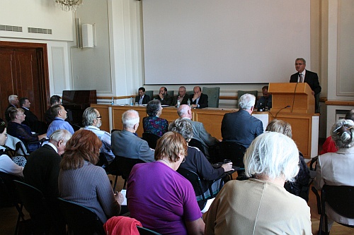 Predseda Správnej rady ÚPN počas príhovoru účastníkom konferencie.