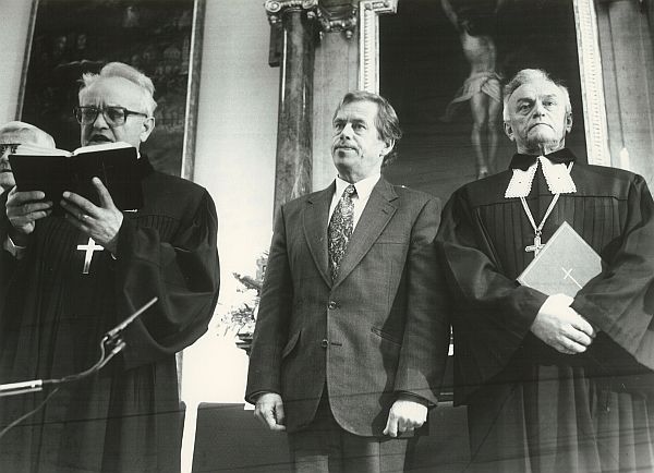 Foto 5: Prezident ČSFR Václav Havel pred oltárom v Malom chráme na Panenskej ul. v Bratislave s spoločne s biskupmi R. Koštialom a P. Uhorskaiom (Zdroj: Archív V. Fronkovej)