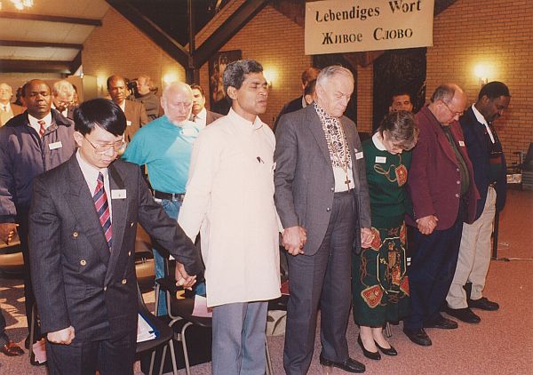 Foto 6: Generálny biskup P. Uhorskai (v prvom rade tretí zľava) na medzinárodnej konferencii Biblických spoločností v roku 1994, De Bron, Holandsko (Zdroj: Archív V. Fronkovej)