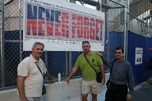 Zástupcovia ÚPN na Ground Zero vzdali úctu 3000 obetiam teroristického útoku z 11.septembra 2001 v New Yorku.