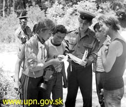 Foto: Príslušníci Dunajskej pohraničnej stráže s členmi oddielu mladých strážcov hraníc