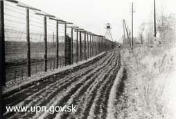 Foto: Kontrolný pás pred drôtenou zátarasou na zachytenie stôp “narušiteľov“.