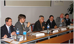 Foto: Sprava:  J. Hlavinka, M. Lehký, J. Langoš, M. Gula (moderátor), P. Blažek a G. Majchrzak.