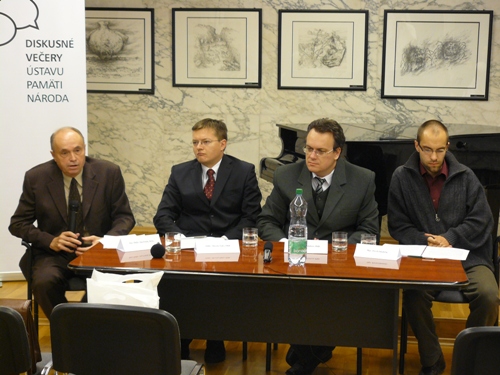 Foto: zľava J. Pešek, M. Šabo, moderátor T. Klubert a P. Jakubčin