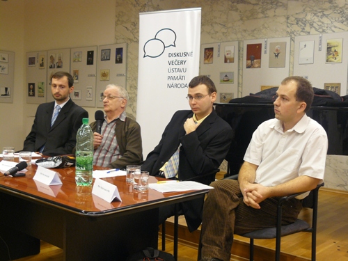 Foto: zľava P. Fedorčák, I. Kamenec, moderátor P. Jašek, M. Lacko