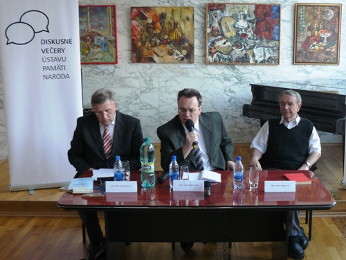 Foto: zľava J. Beňa, moderátor T. Klubert a M. Zemko