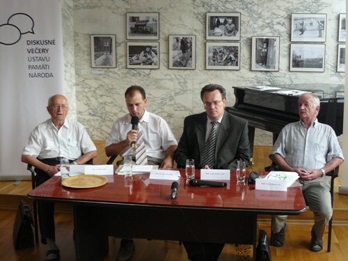 Foto: Zľava: František Vnuk, Martin Lacko, moderátor Tomáš Klubert a Ivan Kamenec