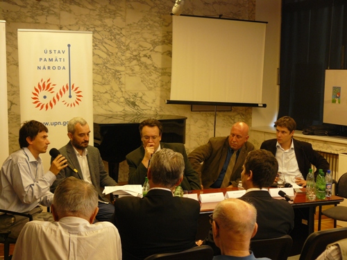 Foto: diskusia zľava Ľ. Ďurina, I. Sivák, T. Klubert, M. Lasota a D. Segeš 