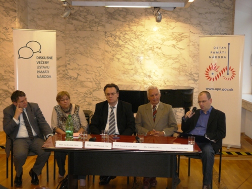 Foto: zľava J. Rychlík, V. Hlavová, moderátor T. Klubert, F. Belica a O. Podolec