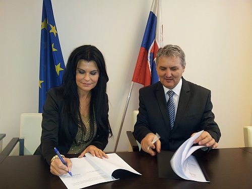 Foto: podpis Memoranda o spolupráci - zľava: H. Crkoňová a O. Krajňák
