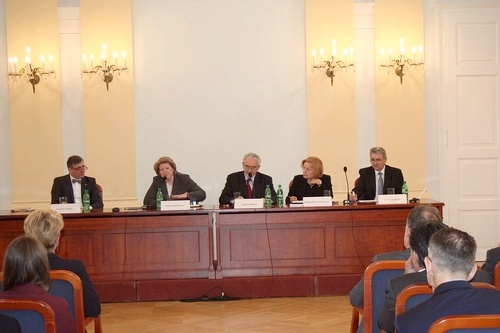 Foto: Veľvyslanec Poľskej republiky na Slovensku T. Chłoń, H. Suchocká, M. Bútora, M. Vášáryová a predseda Správnej rady ÚPN Ondrej Krajňák.