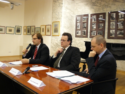 Foto: zľava J. Marušiak, moderátor T. Klubert a O. Podolec