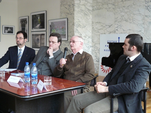 Foto: zľava P. Mulík, moderátor T. Klubert, I. Kamenec a P. Sokolovič