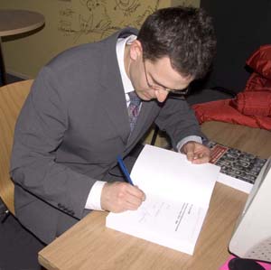 Foto: autor Jerguš Sivoš podpisuje svoju knihu.