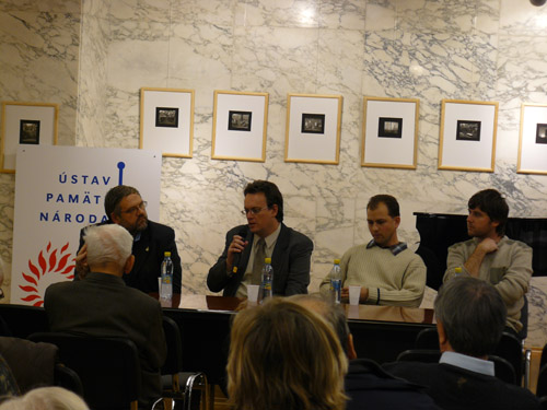 Foto: zľava S. Mičev, moderátor T. Klubert, M. Lacko, B. Kinčok