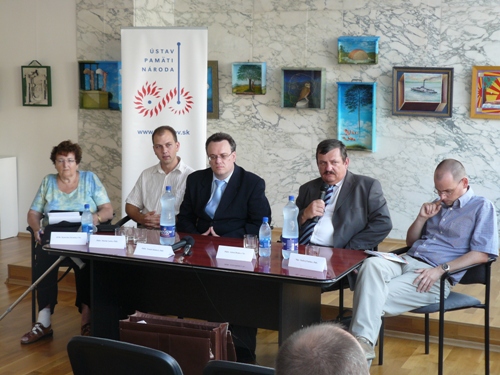 Foto: zľava K. Zavacká,  M. Lacko, moderátor T. Klubert, A. Hrnko a O. Podolec