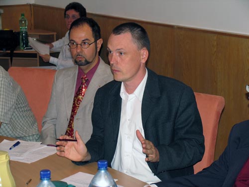 Foto: Predseda redakčnej rady časopisu Pamäť národa R. Letz (vpravo).