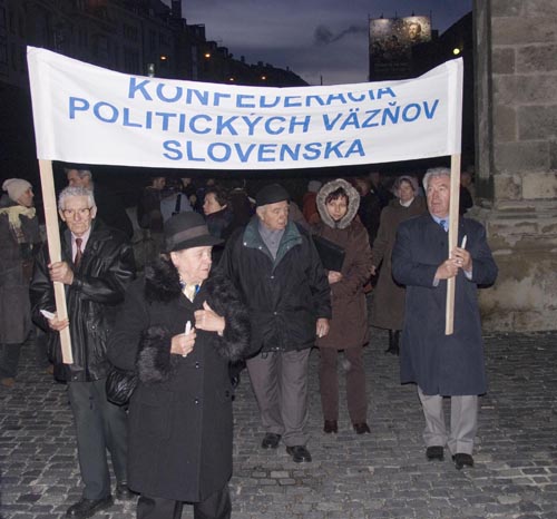 Foto: sprievod a odhalenie pamätníka Sviečkovej manifestácie
