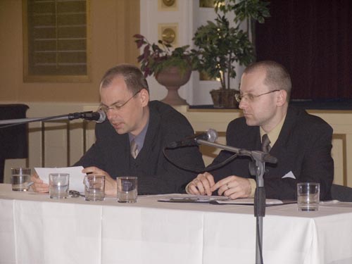 Foto: Ondrej Podolec a Martin Pekár v paneli zameranom na spoločensko-politické aspekty.