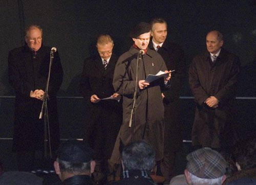 Foto: príhovor pred odhalením pamätníka Sviečkovej manifestácie