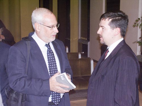 Foto: S J. Hlavinkom debatuje mimoriadny a splnomocnený veľvyslanec štátu Izrael v SR J. E. Zeev Boker.
