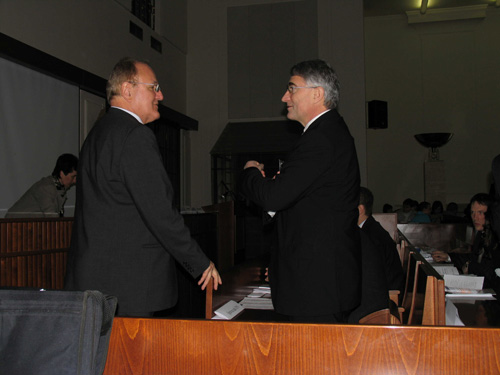 Foto: podpredseda vlády Dušan Čaplovič v rozhovore s českým veľvyslancom Vladimírom Galuškom.