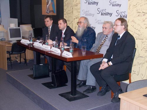 Foto: Jozef Jablonický (v strede). Vedľa neho vpravo Valerián Bystrický a Matej Medvecký.